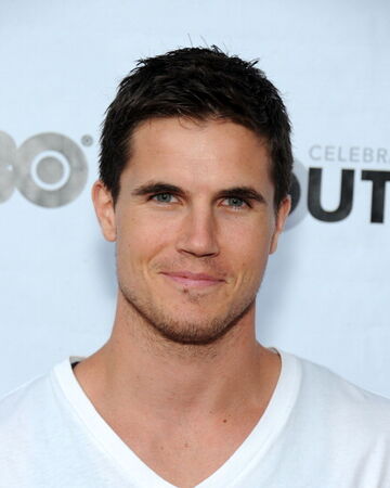 Robbie Amell